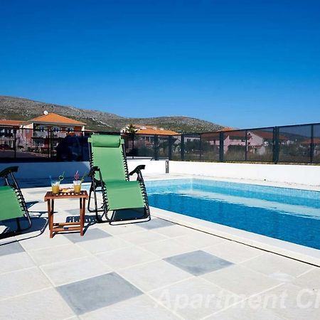 Luxury Apartment Charm With Pool Трогир Екстериор снимка